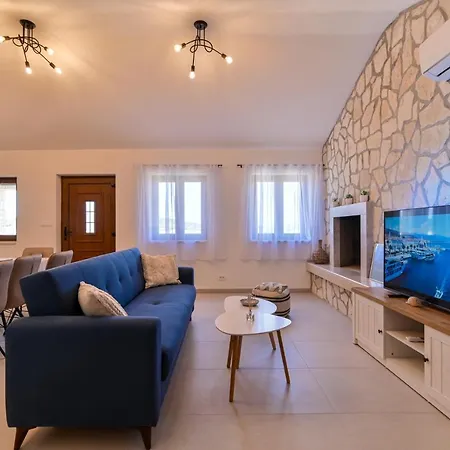 فيلة Rudini With Heated Pool *