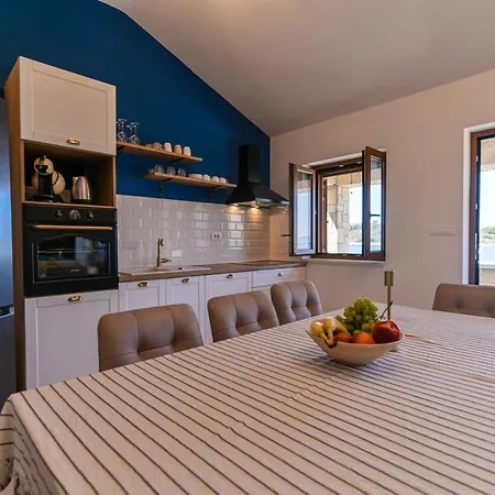 Rudini With Heated Pool Villa Okrug Gornji
