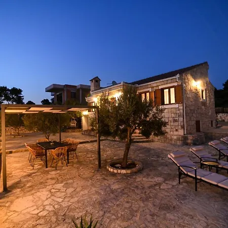 Rudini With Heated Pool Villa *