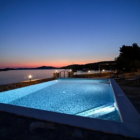 Rudini With Heated Pool *
