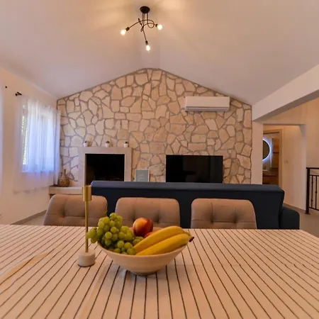 Rudini With Heated Pool Villa